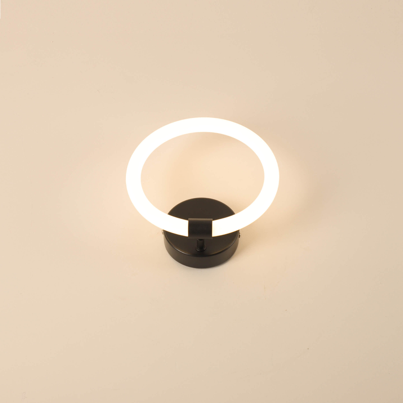 Lámpara colgante minimalista con círculo dorado 