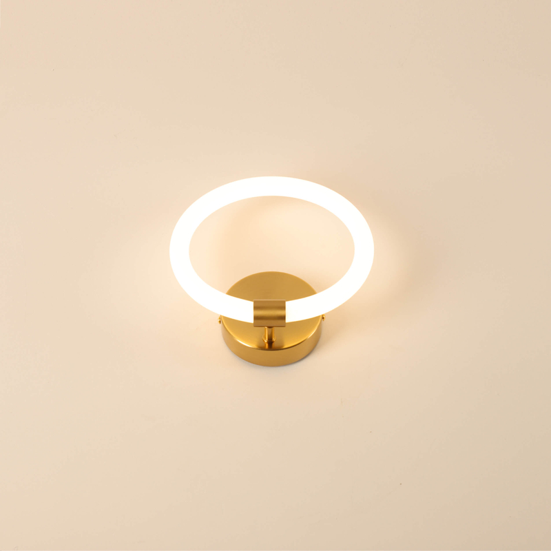 Lámpara colgante minimalista con círculo dorado 