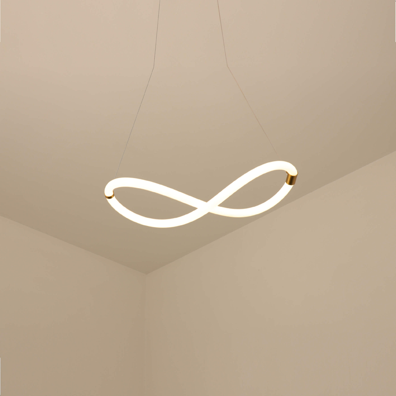 Lámpara colgante minimalista con círculo dorado 