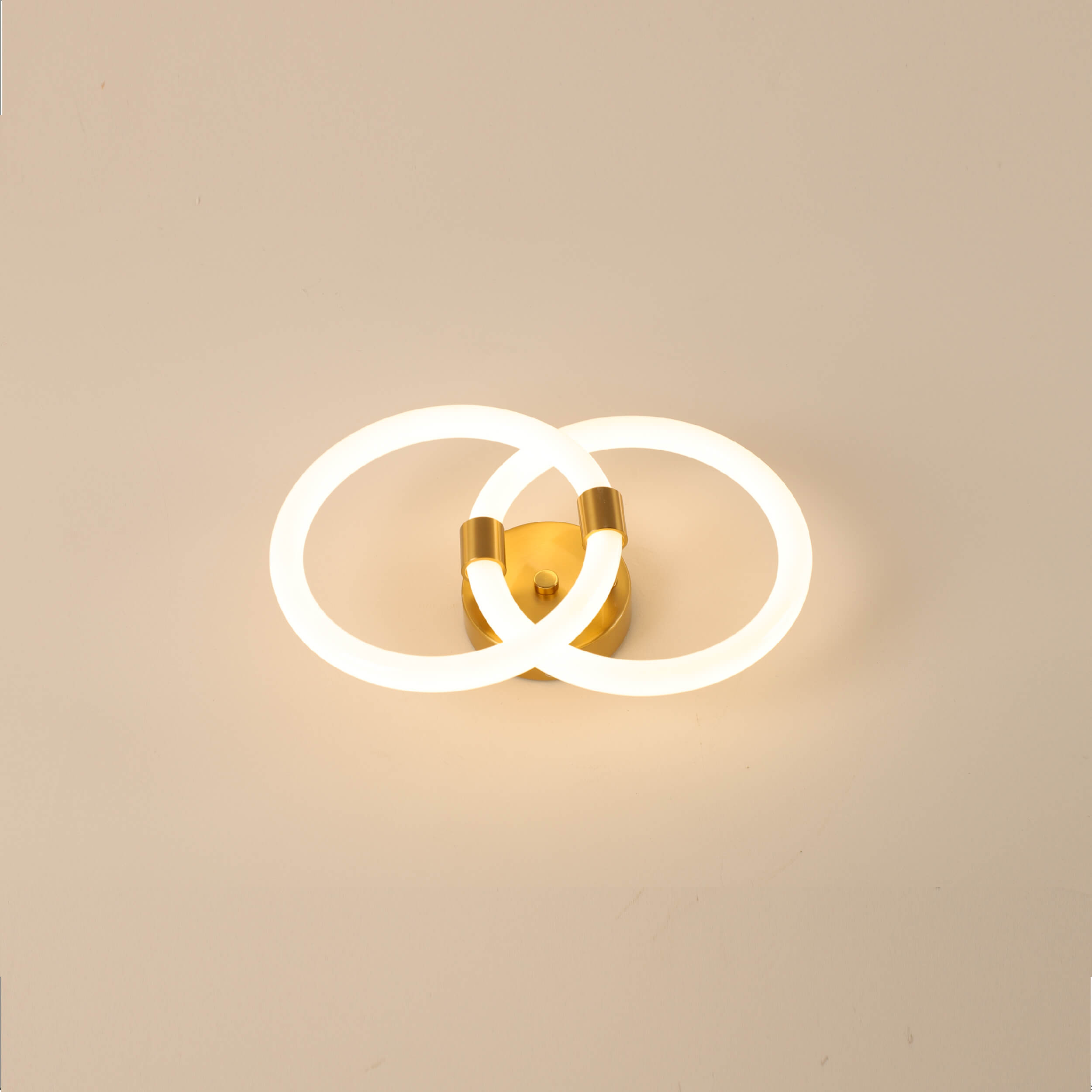 Lámpara colgante minimalista con círculo dorado 