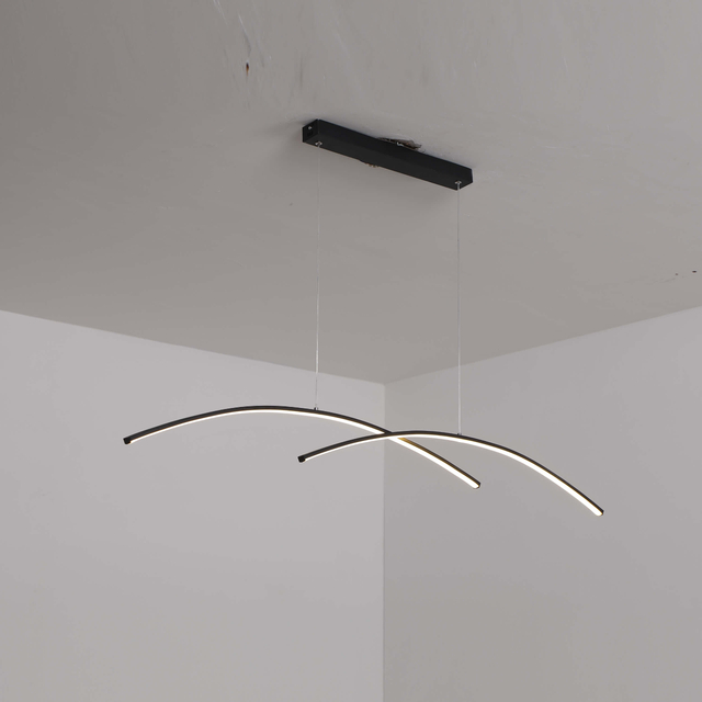 Lámpara colgante LED con tiras retorcidas