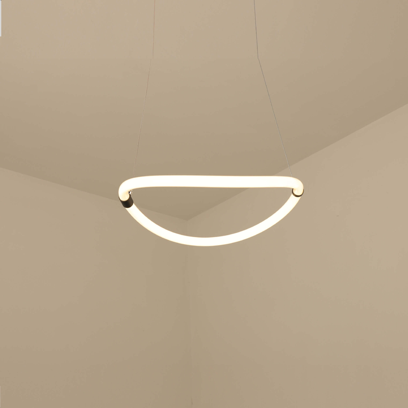 Lámpara colgante minimalista con círculo dorado 